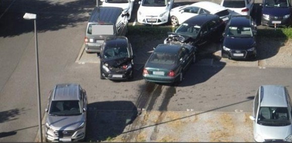 حاولت ركن سيارتها.. والحصيلة 4 إصابات