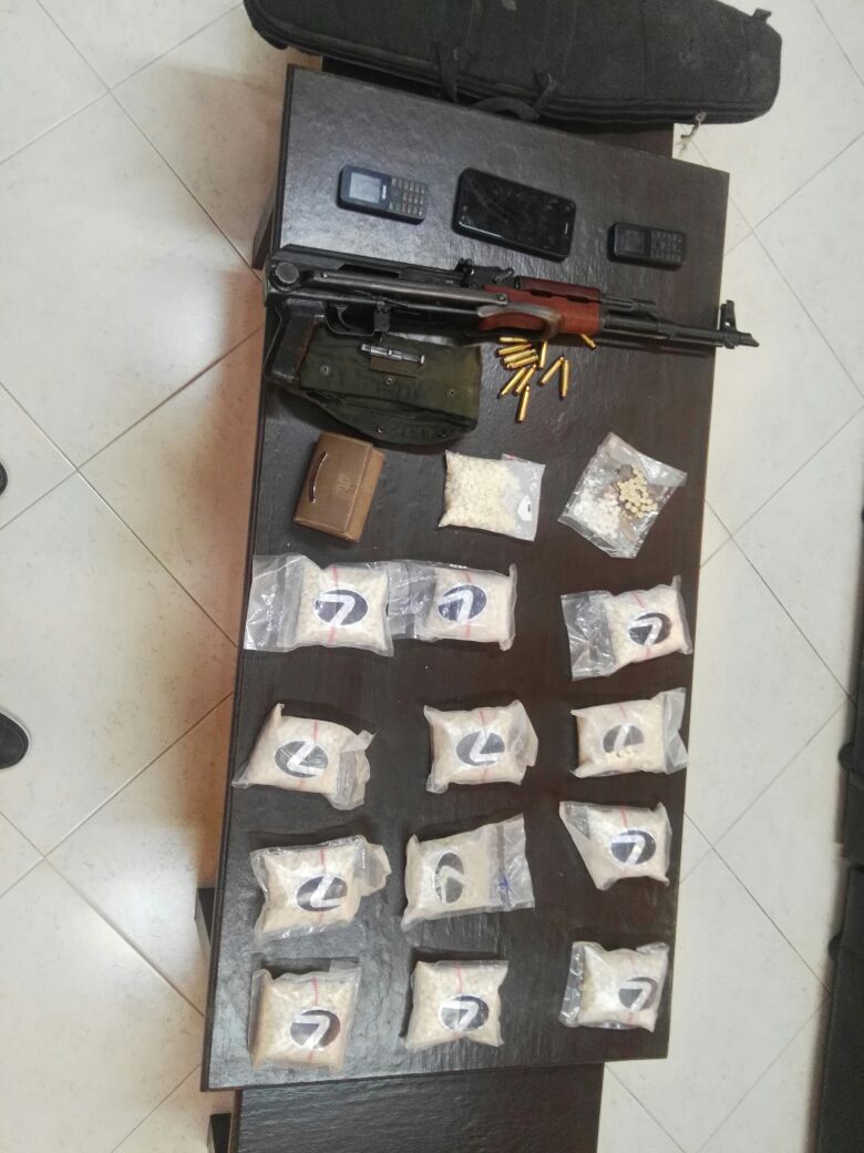 القبض على شخصين بحوزتهما مخدرات وأسلحة