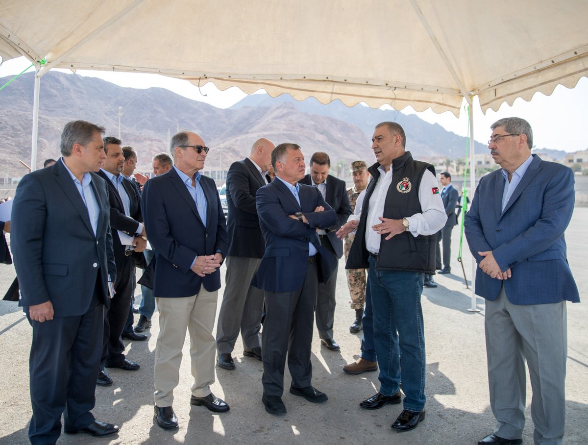 الملك يطلع على الخطط الجارية لتنفيذ