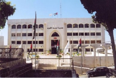 احراق كابسة لبلدية اربد عقب وفاة