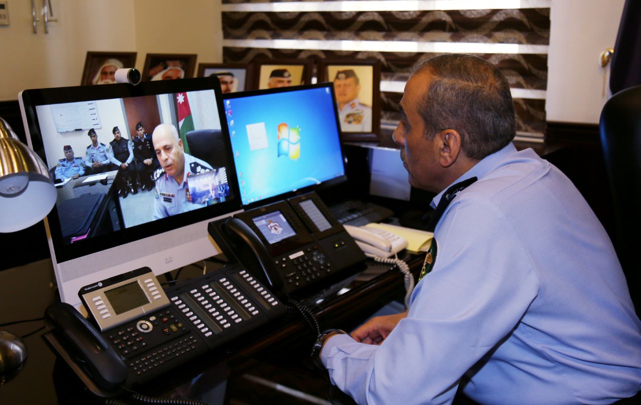 مدير الامن يكرّم الرقيب احمد والعريف