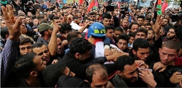 غزة: آلاف الفلسطينيين يشيعون صحافيا استشهد