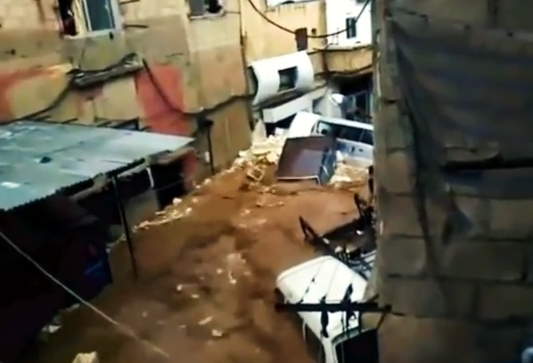 سيول في دمشق تجرف المارة والسيارات