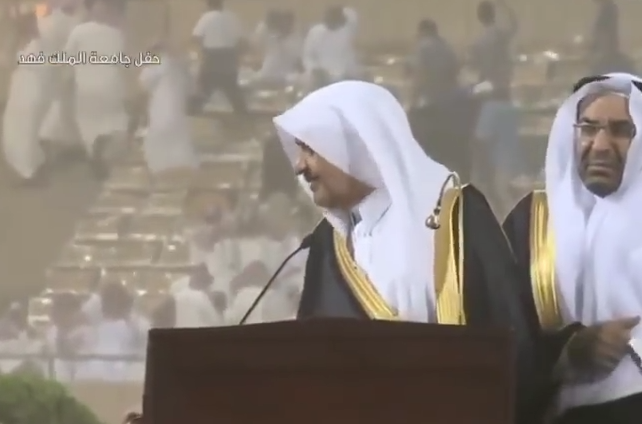 الرياح تجبر أميرا سعوديا على قطع