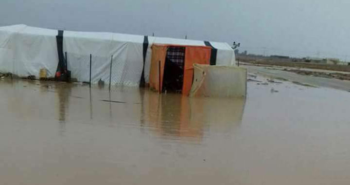 شرطة البادية تخلي عشرات العائلات المحاصرة