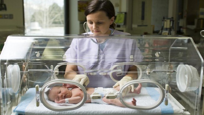 بريطانيا: جدل بسبب وفاة رضيع بعد