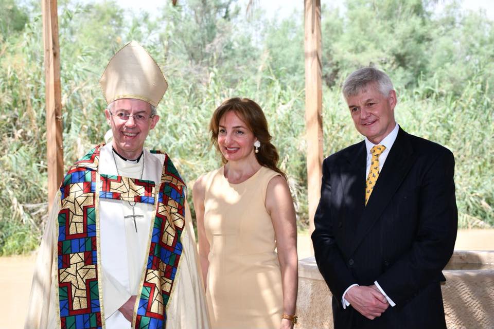 السفير البريطاني في عمّان وعقيلته يعمّدان