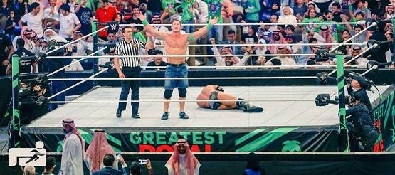 ابن سلمان حضر عرض المصارعة (صور)