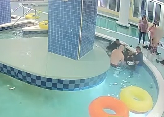 شاهد.. إنقاذ مراهق بقي 9 دقائق