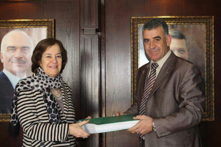 الوزيرة السابقة سلوى المصري تسلم وثائق