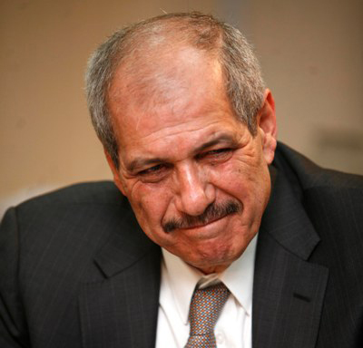 رئيس الديوان الملكي يجري العملية الجراحية