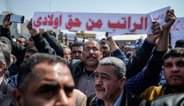 موظفون فلسطينيون يطالبون حكومة التوافق دفع