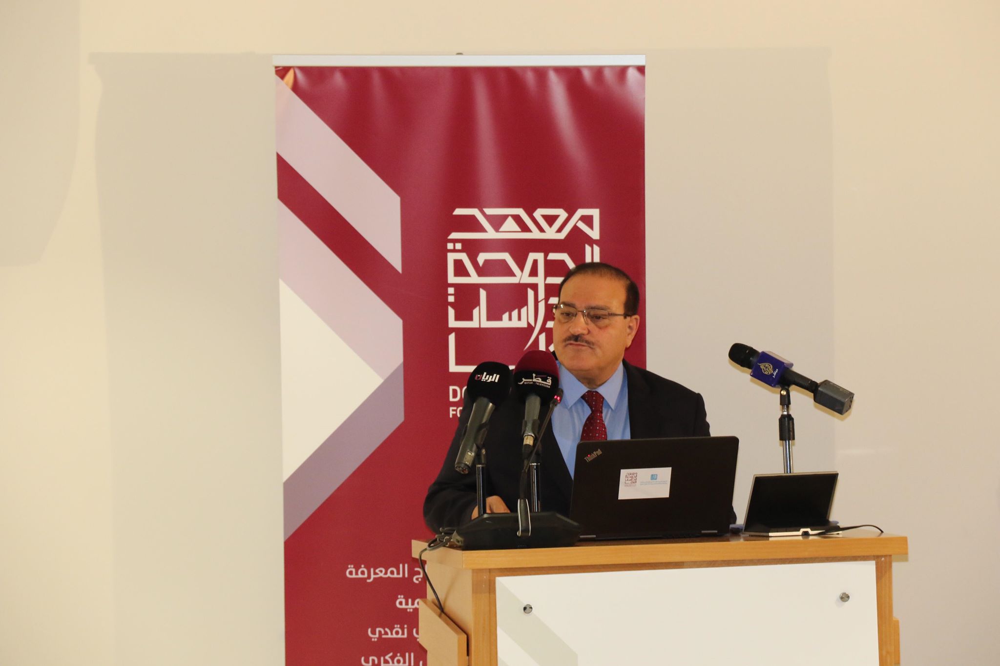 الطويسي من الدوحة: 1404 طلاب قطريين