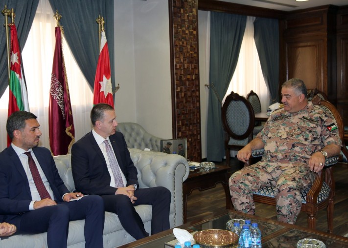 فريحات يستقبل وزير الدفاع الروماني