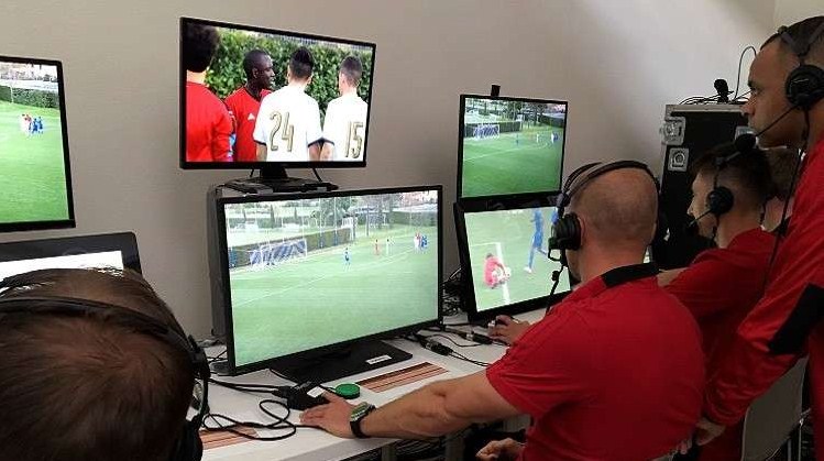 «الفيفا» يكشف قائمة حكام الفيديو في