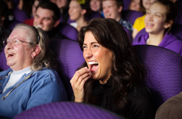 طرد فتاة من السينما بسبب الضحك..