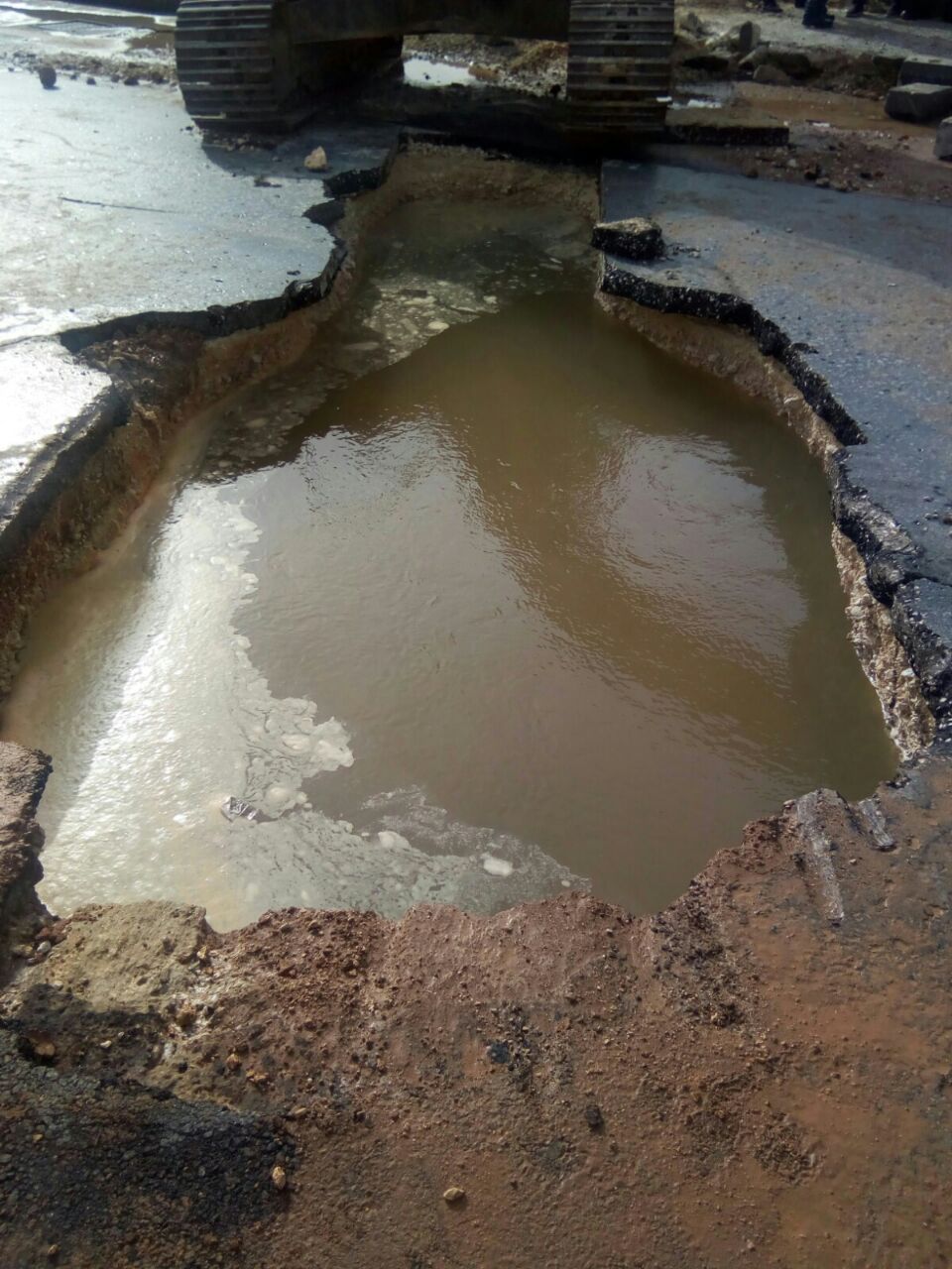 كسر خط مياه يغلق نفق المدينة