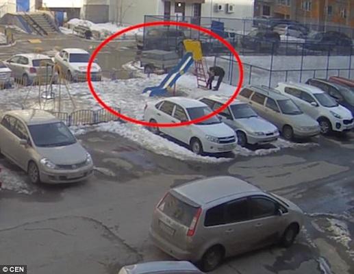 اختطف ابنته ليحمي الاطفال (فيديو)