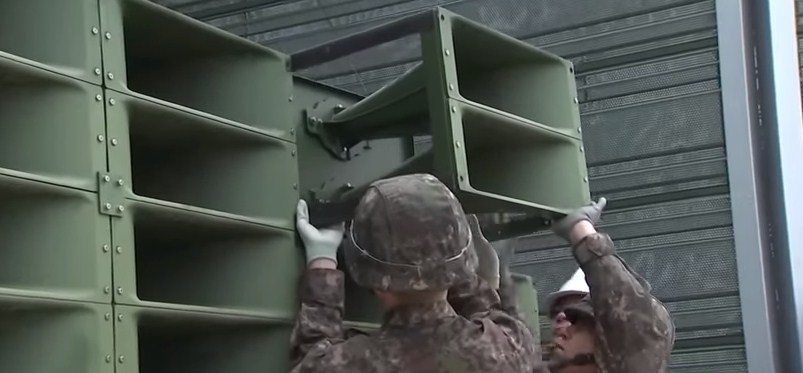 كوريا الجنوبية تفكك مكبرات صوتها على