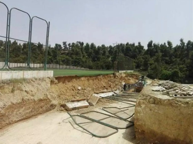 انهيار جزء من جدار ملعب المجمع