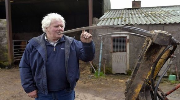 ينجو من الموت بأعجوبة بعدما اخترق