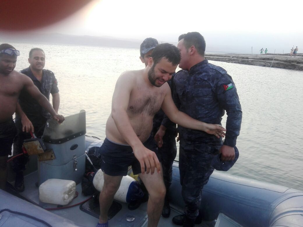 القوة البحرية والزوارق الملكية ينقذون غرقى