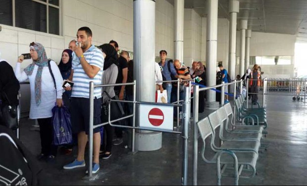 الاحتلال يمنع سفر 10 مواطنين من