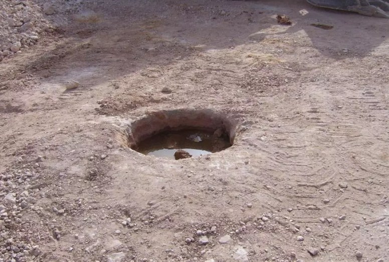 العناية الالهية تنقذ موظفا سقط داخل