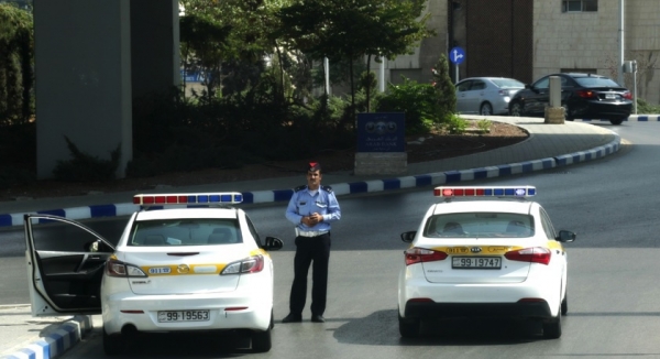 القبض على سائق مركبة تهجم على