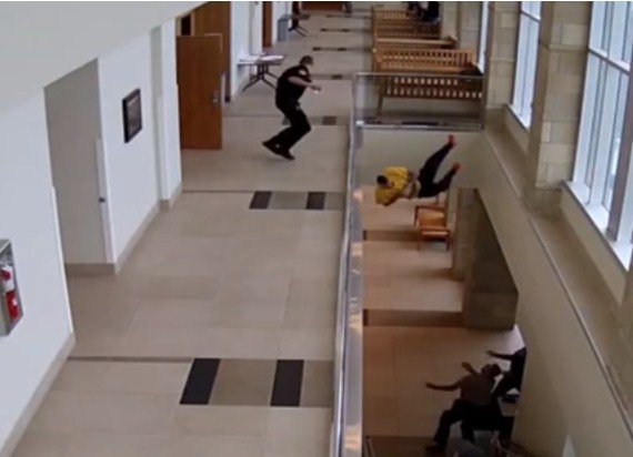 امريكي يهرب من المحاكمة بطريقة سينمائية