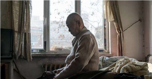 لم يتحمّل الوحدة .. فعرض نفسه