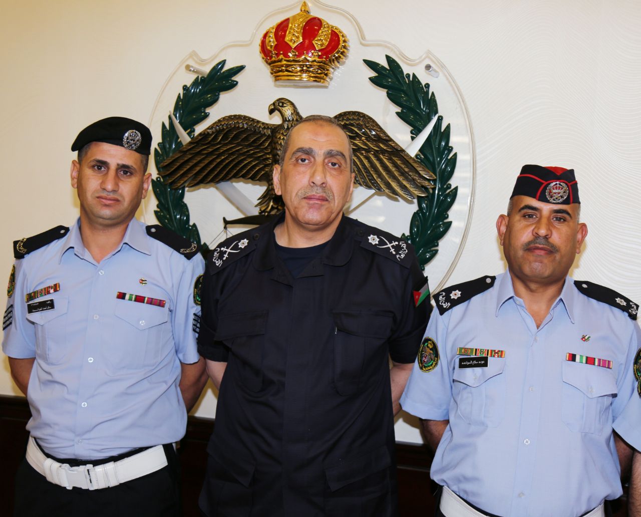 الحمود يكرم طاقم دورية على الطريق