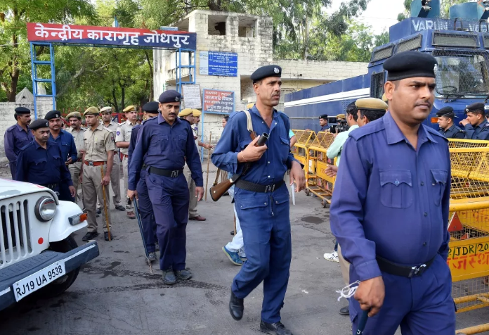 توقيف 14 شخصا اغتصبوا فتاة وأحرقوها