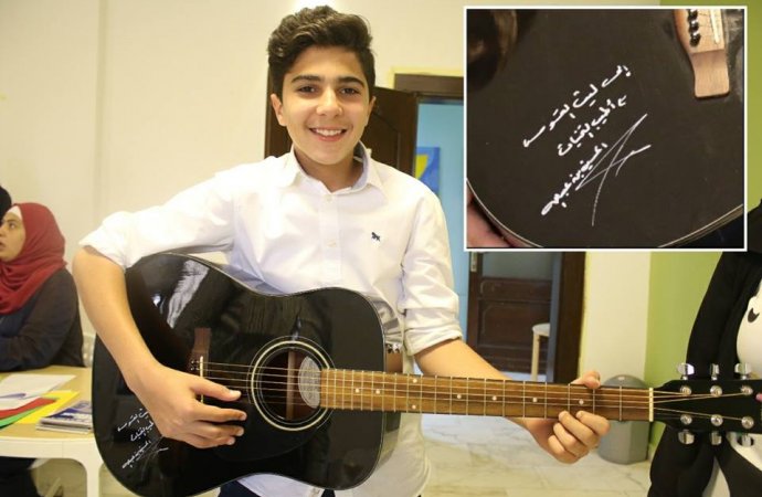 ولي العهد يهدي الشاب ليث القسوس