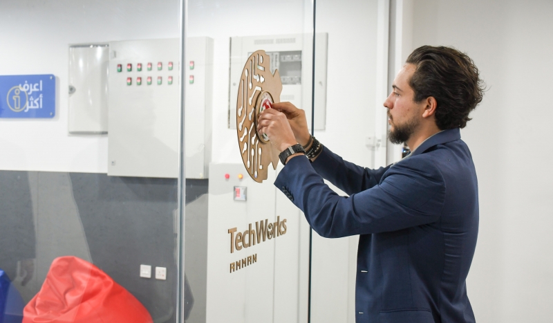 ولي العهد يفتتح مختبر تصنيع لتعزيز