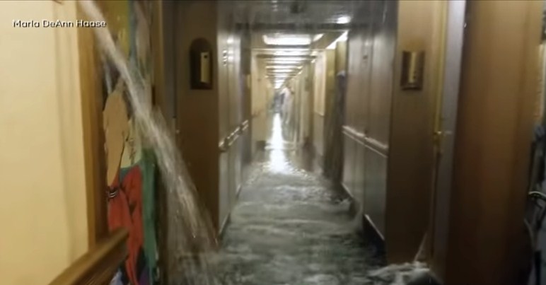 بالفيديو: فيضانات تغمر سفينة سياحية تعيد