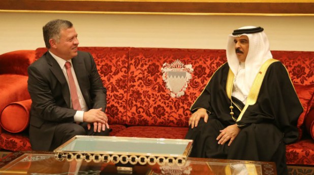 الملك وعاهل البحرين يبحثان تطورات الأوضاع