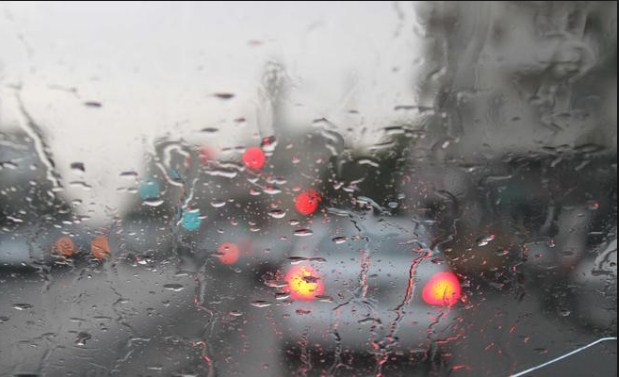 طقس غائم وامطار متفرقة اليوم وغدا