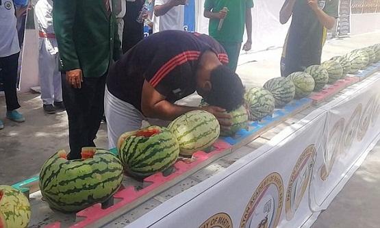 رقم قياسي في تحطيم البطيخ بالرأس