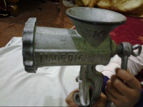 الدفاع المدني ينقذ طفلا علقت يده