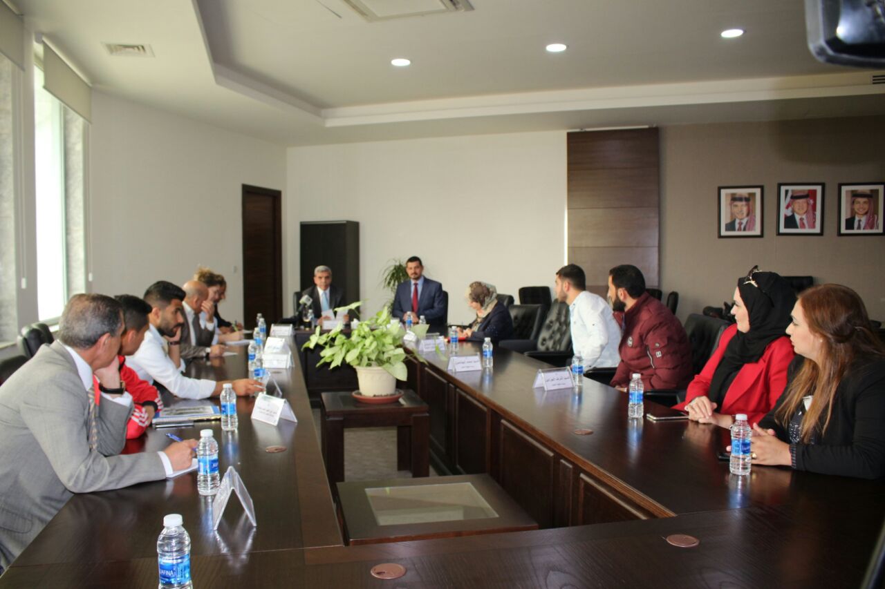 الرواشدة مخاطبا طلبة جامعيين :مطلوب منا