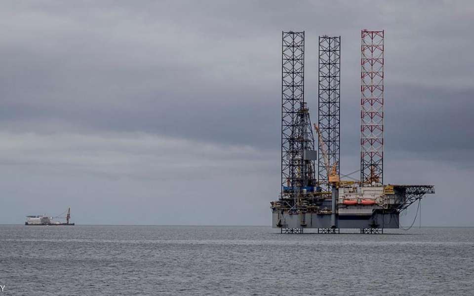 النفط يرتفع مع خفض إنتاج أوبك