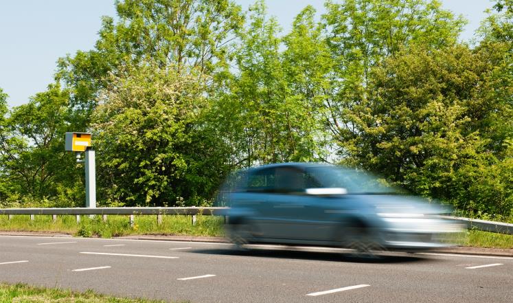 رادار يرصد سيارة تسير بسرعة 696