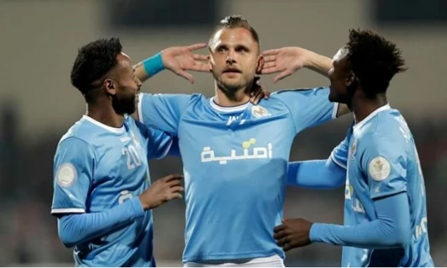 البولندي لوكاس يقترب من لقب هداف