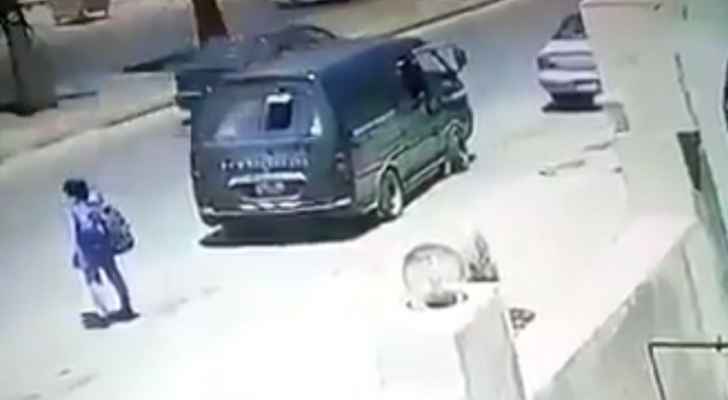 فيديو مروع .. دهس فتاة بباص