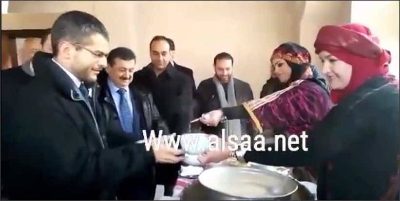 شاهدوا.. السفير الفرنسي يتناول (الرشوف) في