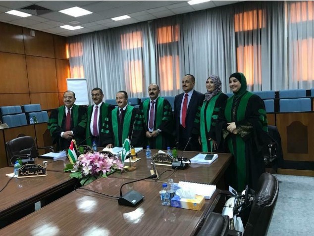 الجراح و عائلته يباركون «الدكتوراه» لامال