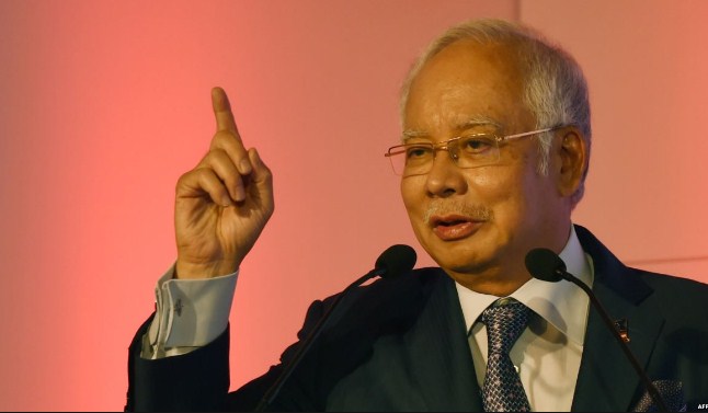 ماليزيا: منع رئيس الوزراء الماليزي السابق