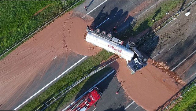 سيل من الشوكولاتة يغمر طريقا سريعا