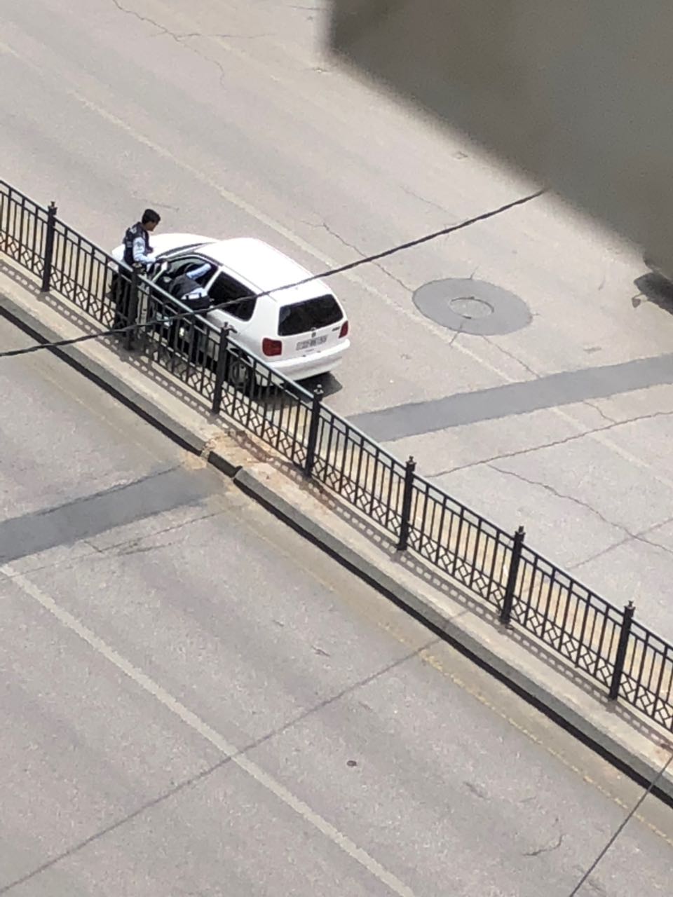 الأمن ينقذون امرأة فقدت الوعي داخل